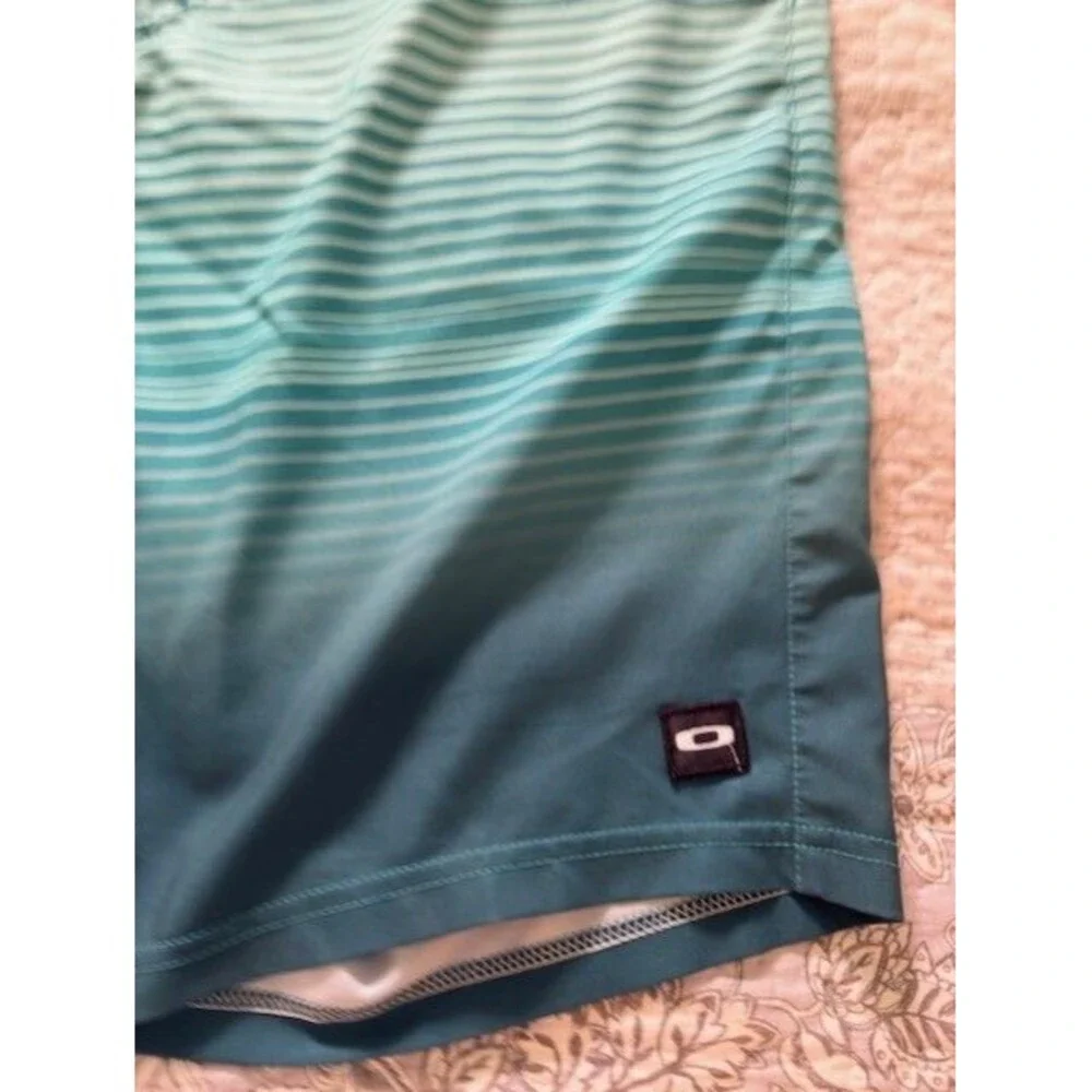 OAKLEY Swim Trunks‎ Men's Size 34 Green Stripe Board Surfer Logo Beach